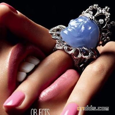 物欲女人难抵珠宝诱惑