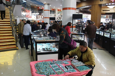 上海中福古玩城秋季古交会名不符实,改名叫珠宝玉石交易会才是实至名归