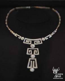 璀璨盛会 珍品荟萃 世博会首场特许产品展示暨拍卖会启幕，11件钻石黄金翡翠珍品将公开竞逐